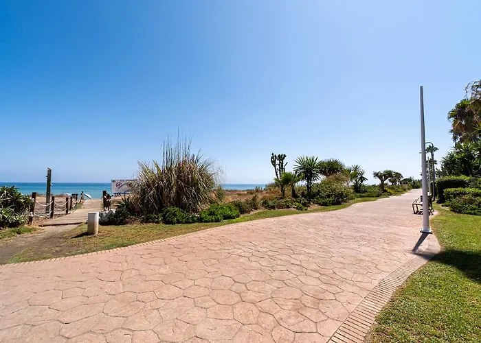 Stylish 2 Bedroom Penthouse With Pool By The Beach